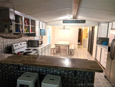 LIVINGROOM TOWARDS KITCHEN