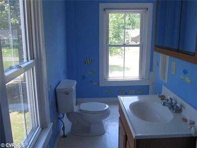 Master Bath - Bright and sunny full bathroom on se