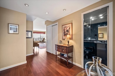 3180 N Lake Shore Dr unit 5E, Chicago, IL 60657 - photo 4