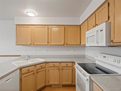 5716 Victory Cir unit 41, Sterling Heights, MI 48310 - photo 7