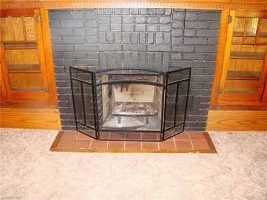 947 Oakland Ave, Akron, OH 44310-1405  Living room