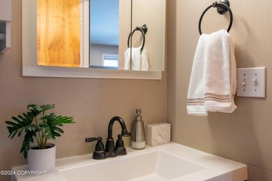 22-Unit 3 Bathroom_ELI08311-HDR