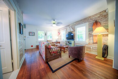 1104 Elgin Ln