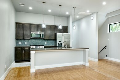 Kitchen with appliances with stainless steel fini