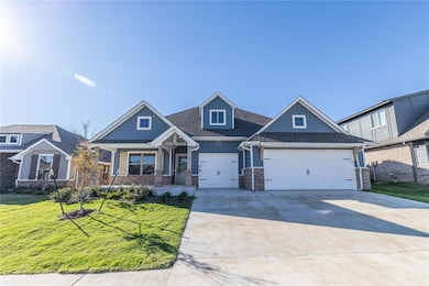 Craftsman inspired home featuring a front lawn and