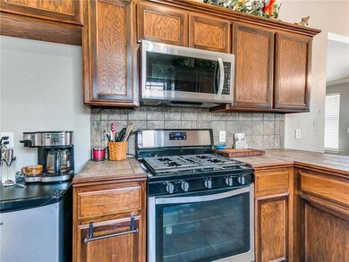 21899 Homesteaders Place, Edmond, OK 73012 - photo 6