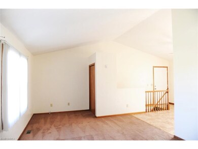 Vaulted Ceilings Open Concept Living/Eat In Kitche