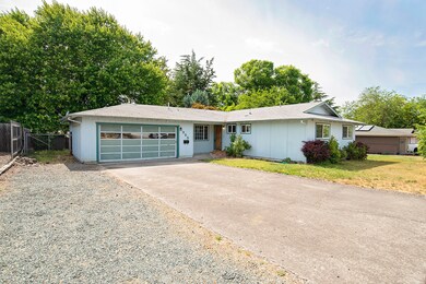 955 Crest Dr, Central Point, OR 97502 - photo 2