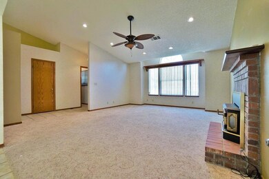 957 Elderwood Ln Lemoore 06 Living Room