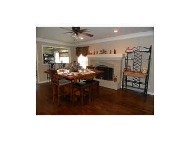 BEAUTFUL FAMILY/DINING ROOM