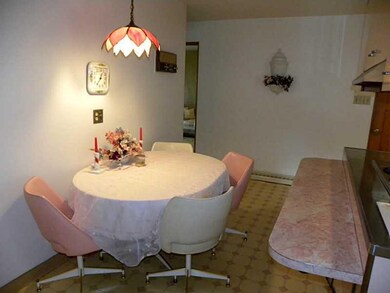 Kitchen. Eat-in kitchen.
