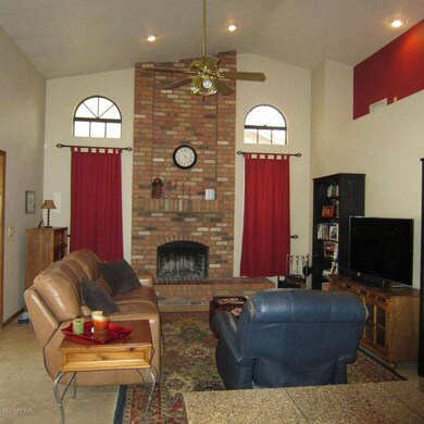 LARGE VAULTED FAMILY ROOM