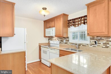 8661 Bent Arrow Ct, Springfield, VA 22153 - photo 7