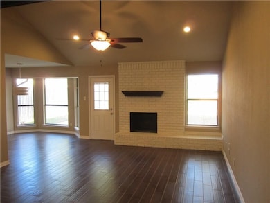 209 Ginger Ln, Euless, TX 76039 - photo 2