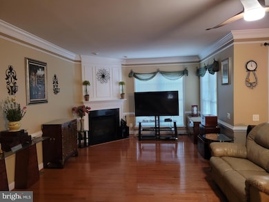 8195 Laurel Crossing Ln, Lorton, VA 22079 - photo 5