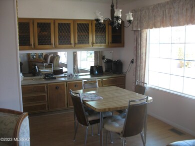 6073 Rocking Circle Dining Area