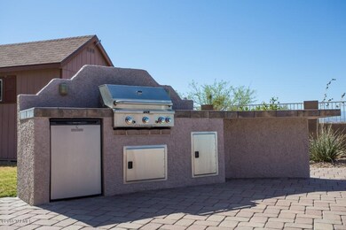 Built in BBQ & FRidge