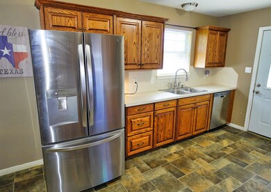 305 Travis St, Brazoria, TX 77422 - photo 6