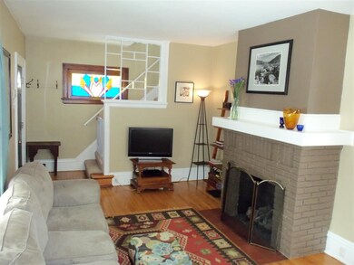 Beautiful hardwords, gas fireplace, great morning 