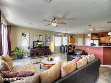 tour921215_Family-Kitchen_400_300