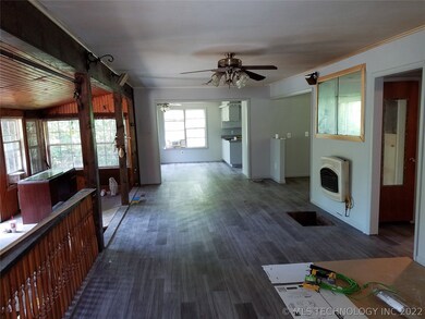 Spacious living room! New vinyl flooring, new pain