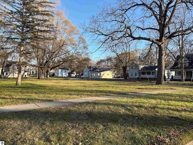 320 W Locust St, Mount Pleasant, MI 48858 - photo 2