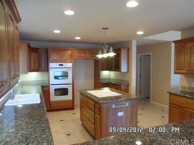Kitchen w/cooktop in center island, double ovens, 