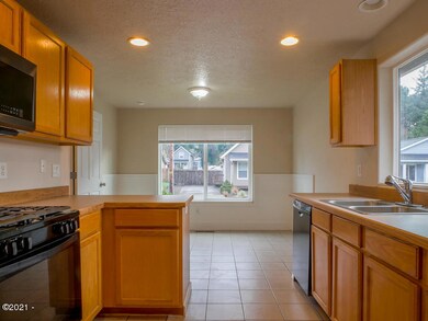 437 SE Neptune Ave, Lincoln City, OR 97367 - photo 2
