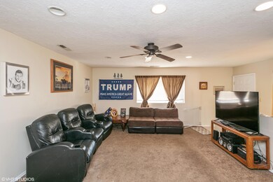 04_1341W450N_1_LivingRoom_HiRes