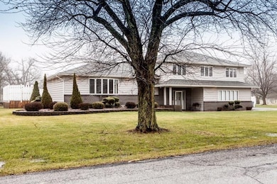 725 Magnolia Dr, Crown Point, IN 46307 - photo 2