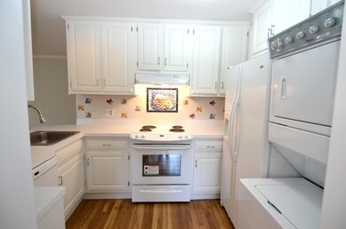 21 B Neil Ln - Kitchen DSC_0045