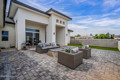 Firepit- huge front courtyard