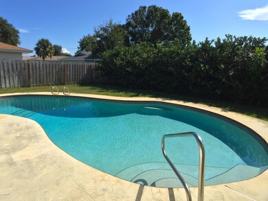 00 411 E Amherst Pool Sun