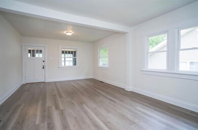 207 W 10th St S, Newton, IA 50208 - photo 4