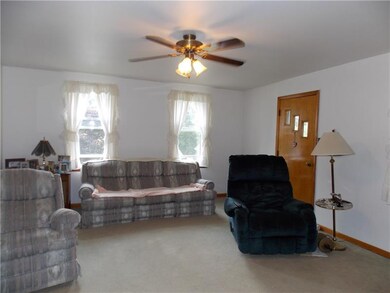 Large livingroom with plenty of natural light.