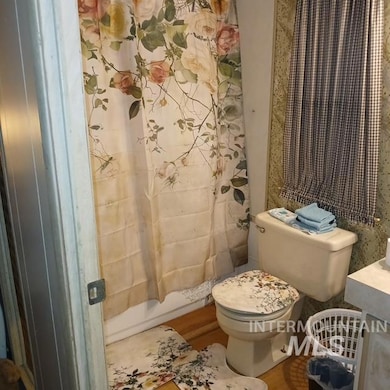 Bathroom with vanity and shower / tub combo