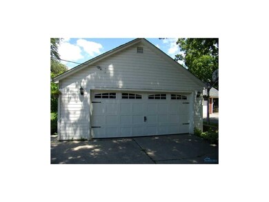 Detached Garage.