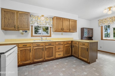 510 10th St NW, East Grand Forks, MN 56721 - photo 5