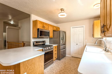 03_7554S5040W_5_Kitchen_HiRes - M