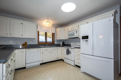 123 Dogwood Rd, Leominster, MA 01453 - photo 3