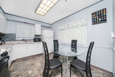 323 Shawnee St, Park Forest, IL 60466 - photo 6