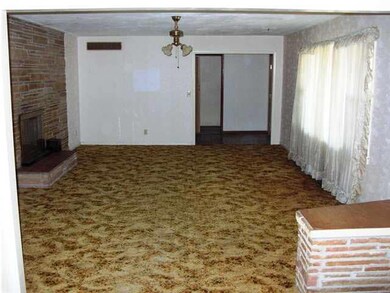 Large Living Room (15' x 22