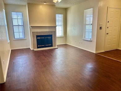 409 Crest Line Dr, Arlington, TX 76012 - photo 2