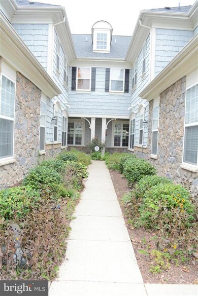 13958 Greendale Dr unit 16, Woodbridge, VA 22191 - photo 2