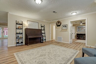 401 S Shadowbend Ave, Friendswood, TX 77546 - photo 4