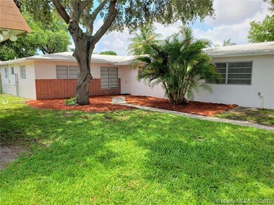 WELCOME TO THE ENTRANCE OF THE 3 BEDROOMS AND 2 BATHROOMS SIDE UNIT WITH A BEAUTIFUL AND MANICURED LANDSCAPE.