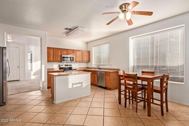 Eat-In Kitchen w Island