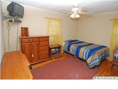 427 Melrose Way, Aberdeen, NJ 07721 - photo 5