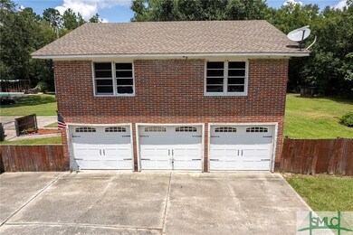 3 Car Garage w/ Garage Apartment 961sf 1 Bed/1 Ful