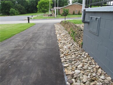 Long driveway, could easily park 4 or 5 vehicles w